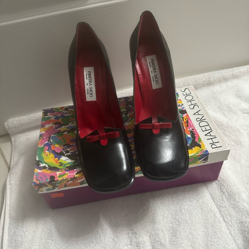 Black and Red Heels with Classic Pump Design and Elegant Bow